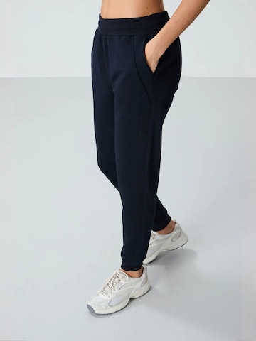 Tommy Life Tapered Sportbroek in Blauw