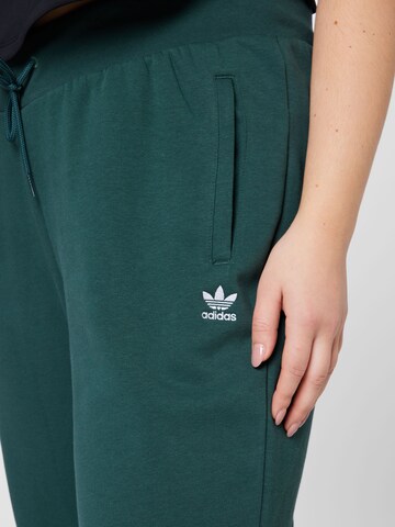 ADIDAS ORIGINALS Zwężany krój Spodnie 'Adicolor Essentials Fleece  ' w kolorze zielony