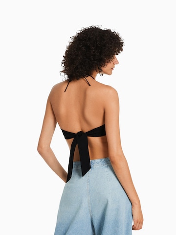 Top de la Bershka pe negru