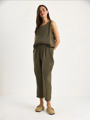 Completo pantalone di Bianco Lucci in verde: frontale