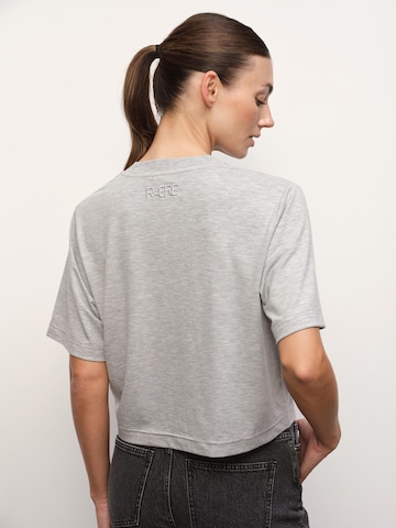 RÆRE by Lorena Rae Футболка в Серый