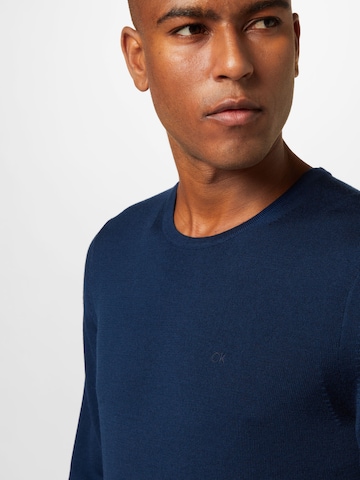 Calvin Klein كنزة صوفية بلون أزرق
