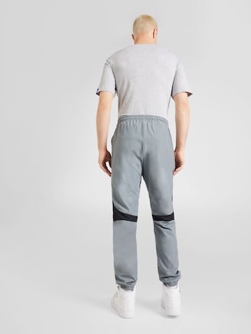 NIKE Tapered Sportbroek in Grijs