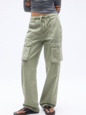 Pull&Bear Loose fit Cargo trousers in Green: front