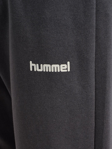 Hummel Tapered Sporthose in Grau
