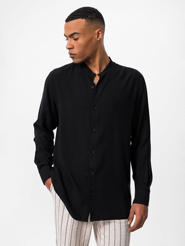 Antioch - Ajuste regular Camisa en negro: frente