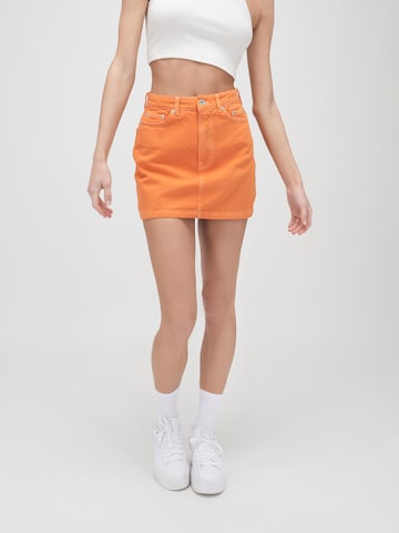 ABOUT YOU x VIAM Studio Rok 'ROBYN' in Oranje: voorkant