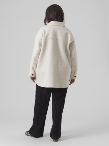 Vero Moda Curve Übergangsjacke 'ANNYDORA' in Beige