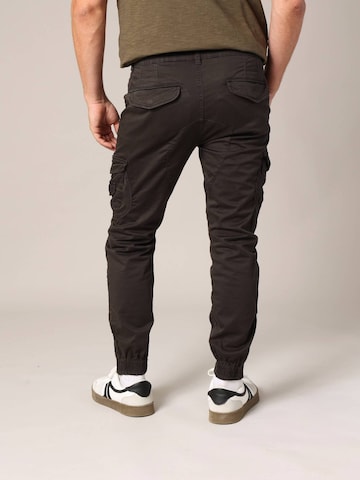 Deeluxe Tapered Cargohose 'Garden' in Braun