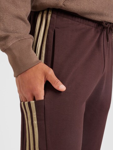 ADIDAS SPORTSWEAR - Tapered Calças de desporto 'Essentials' em castanho