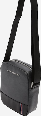 Borsa a tracolla di TOMMY HILFIGER in grigio