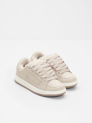 Sneaker low de la bonprix pe bej