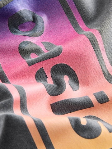 Tricou de la Next pe gri