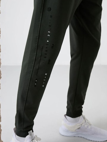 Tommy Life Regular Trousers in Green