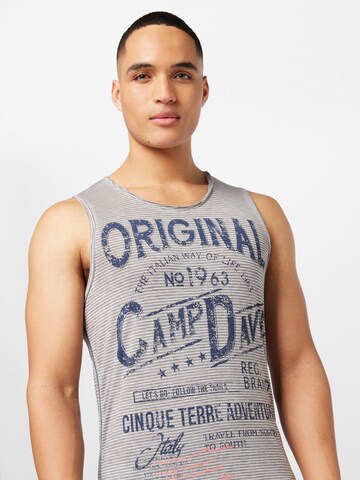 CAMP DAVID T-shirt i grå