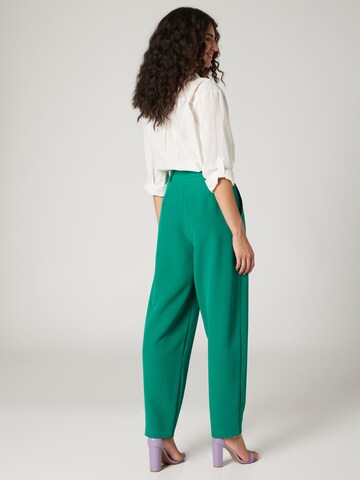 Guido Maria Kretschmer Women Loose fit Trousers with creases 'Inka' in Green