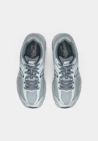 NIKE Sneaker 'Air Max Moto 2K' in Grau