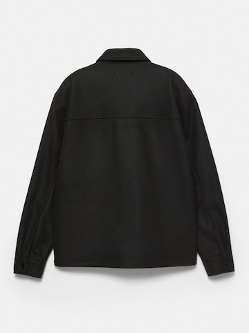 Pull&Bear Välikausitakki värissä musta