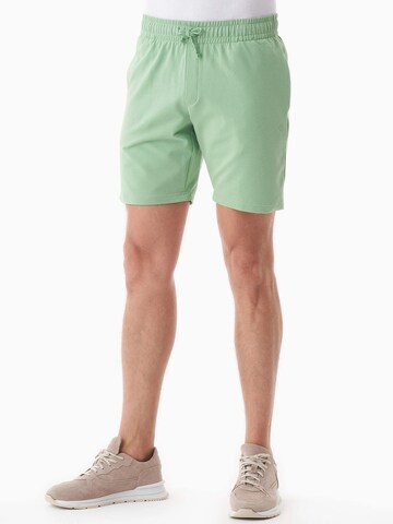 Organication Regular Shorts in Grün: Vorderseite