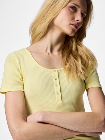 T-shirt 'PCKITTE' PIECES en jaune
