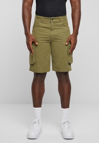 Urban Classics Slim fit Cargo Pants in Green: front