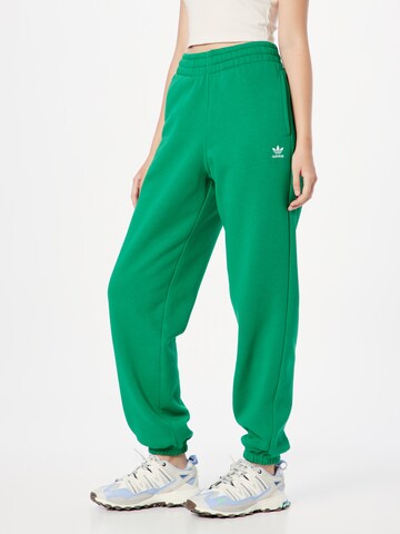 ADIDAS ORIGINALS - Tapered Pantalón 'Essentials Fleece' en verde: frente