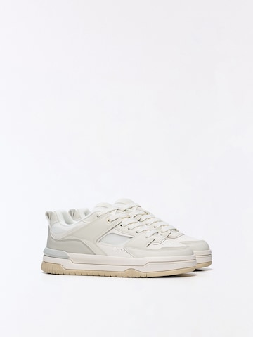 Bershka Trampki niskie w kolorze biały