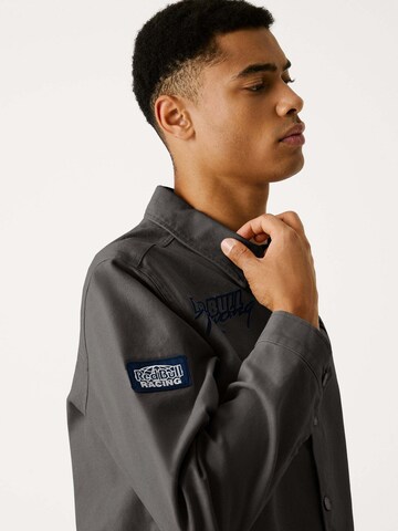 Giacca di mezza stagione 'Red Bull Racing x Pepe Jeans' di Red Bull Racing x Pepe Jeans in grigio
