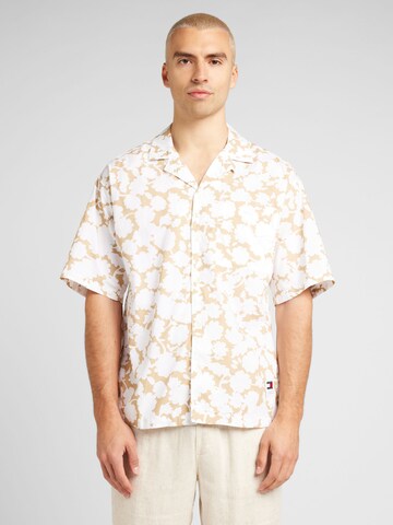 Tommy Jeans Comfort fit Button Up Shirt in White: front
