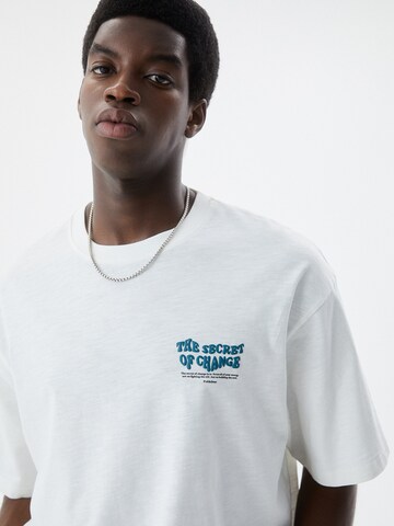 Tricou de la Pull&Bear pe alb