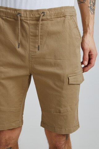 !Solid Regular Cargohose 'Henik' in Beige