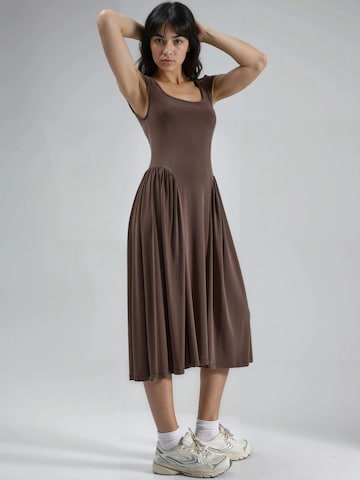 Busem - Vestido de verão em castanho