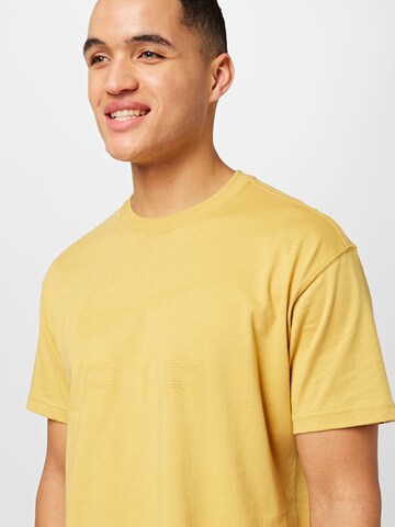 Nike Sportswear - Camisa em amarelo