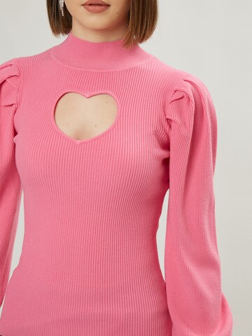 Influencer Neulepaita 'Heart' värissä vaaleanpunainen