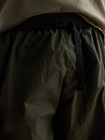 Regular Pantalon cargo Pull&Bear en vert