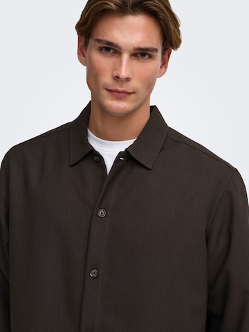 Fit confort Chemise business 'ONSHansi' Only & Sons en marron