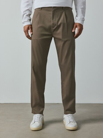 Regular Pantalon chino Next en marron : devant