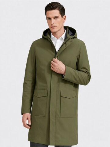 ALLTHEMEN Between-Seasons Coat 'Zwielicht' in Green: front