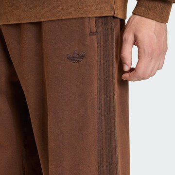 ADIDAS ORIGINALS - Loosefit Pantalón 'Premium Essentials' en marrón