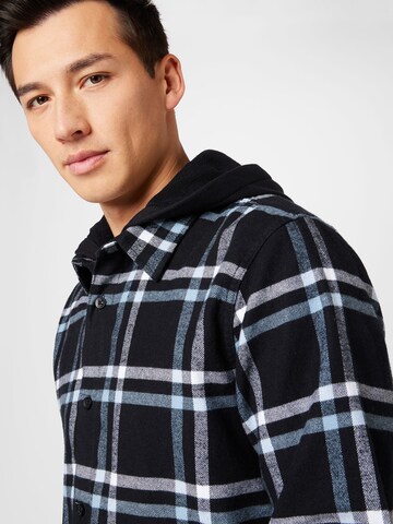 HOLLISTER - Ajuste regular Camisa en negro