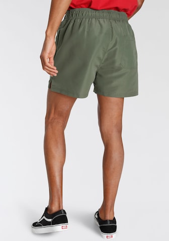 LONSDALE - Regular Calções de banho 'Kilstay' em verde