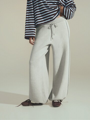 Bershka Baggy Trousers in Grey: front