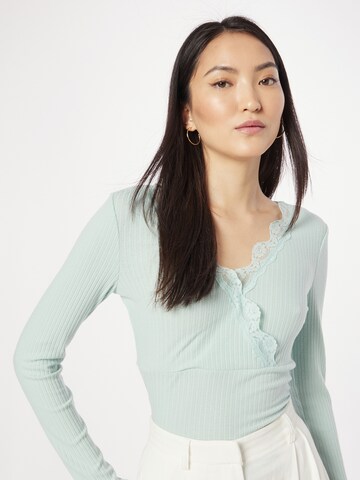 ABOUT YOU Shirt 'Linn' in Groen