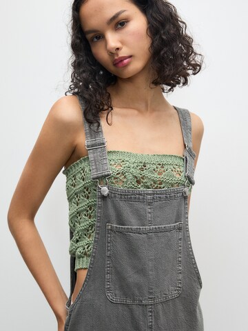 Pull&Bear Loosefit Latzjeans in Grau