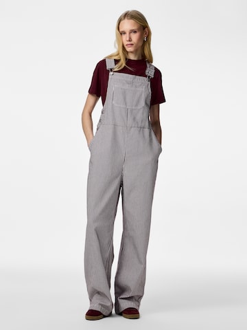 PIECES Regular Hängselbyxa 'PCAllo' i röd