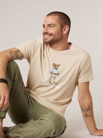 T-Shirt 'RICHBEAR' Deeluxe en beige : devant