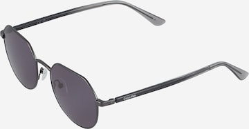 Lunettes de soleil Calvin Klein en gris : devant