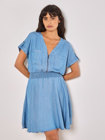 Apricot Jurk in Blauw: voorkant