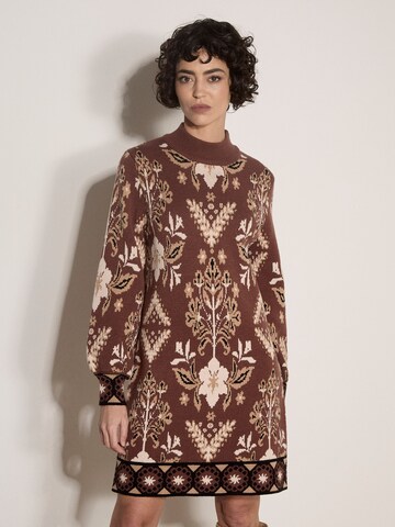 Robes en maille Apricot en marron : devant