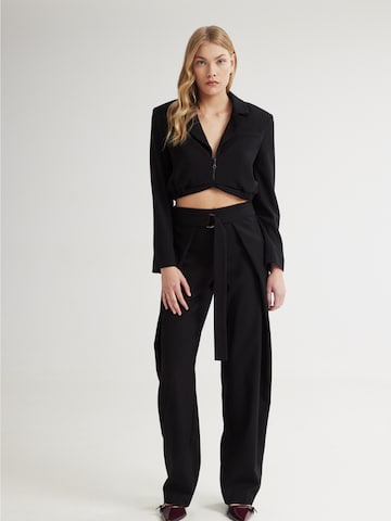 4TAILORS Bleiseri 'Katie' värissä musta